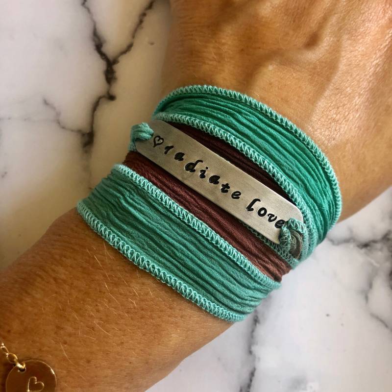 Handgestempeltes Seidenwickelarmband "Radiate Love" - Mantraschmuck." von IndoLove