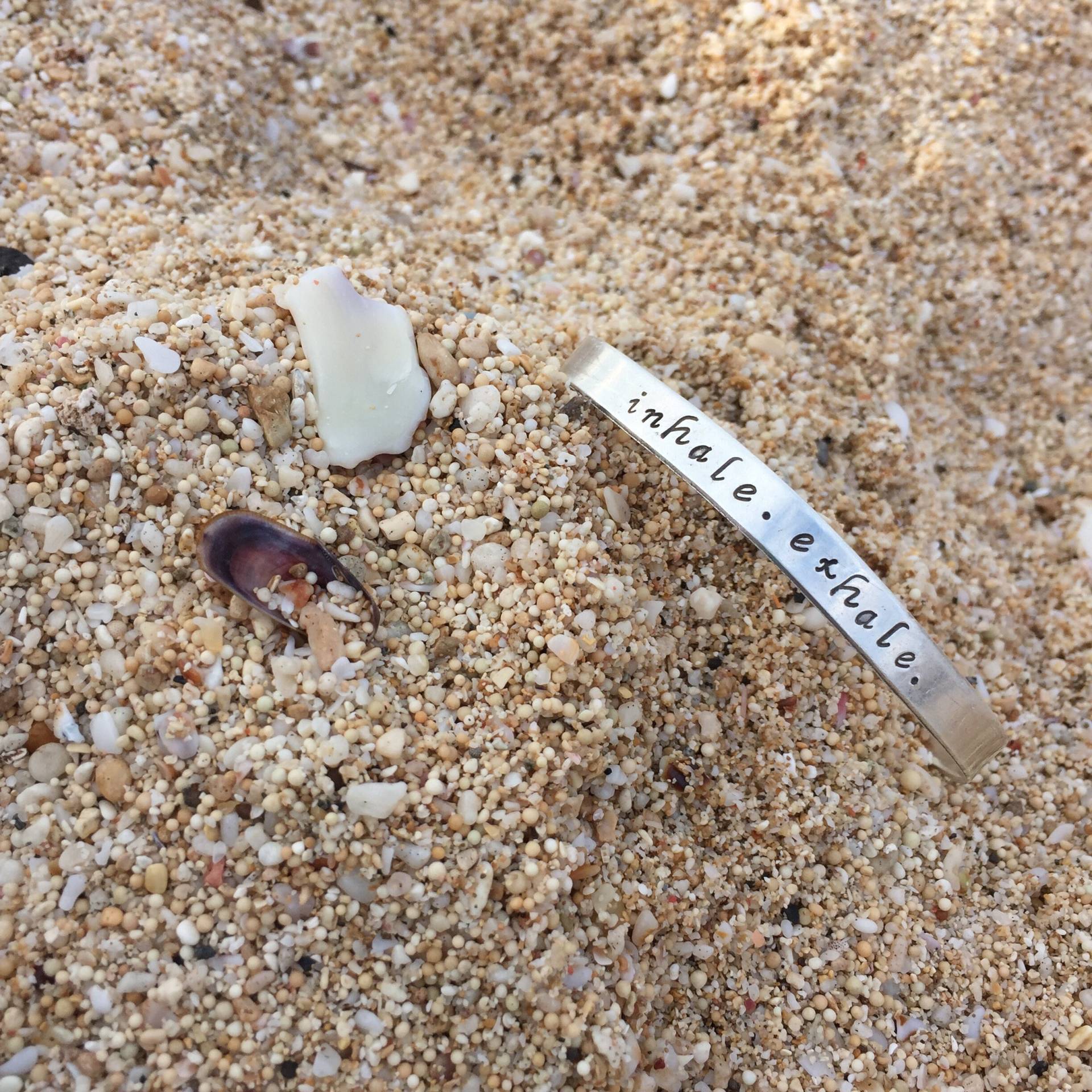 Handgestempeltes Sterling Silber Manschetten Armband Inhale Exhale Yoga Mantra von IndoLove