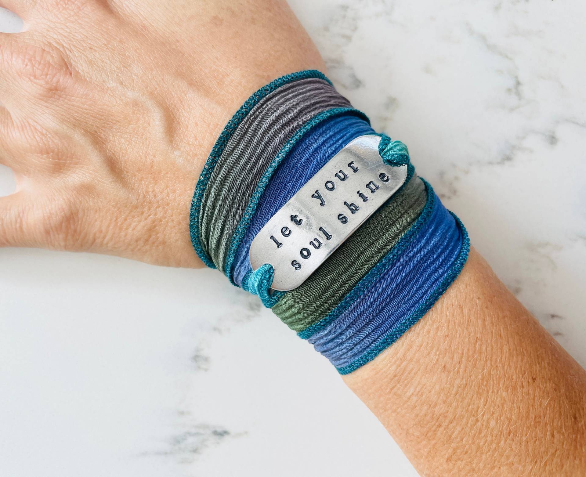 Handgestempeltes Seidenwickelarmband "Let Your Soul Shine' - Yogaschmuck von IndoLove