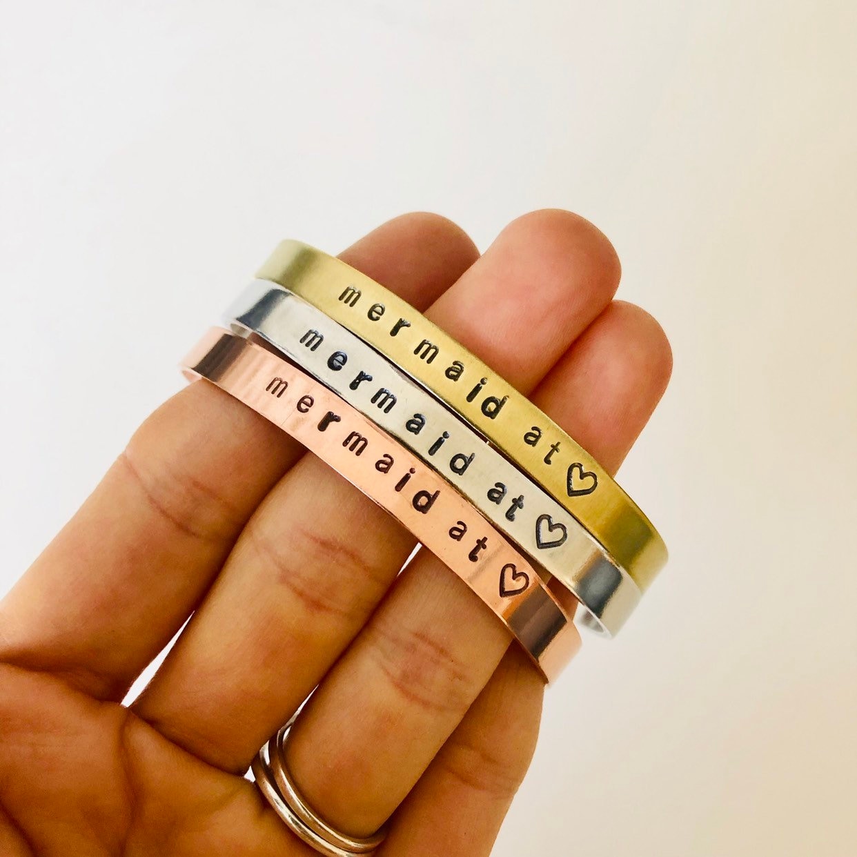 Mermaid At Heart Gestempeltes Manschettenarmband - Strandschmuck von IndoLove