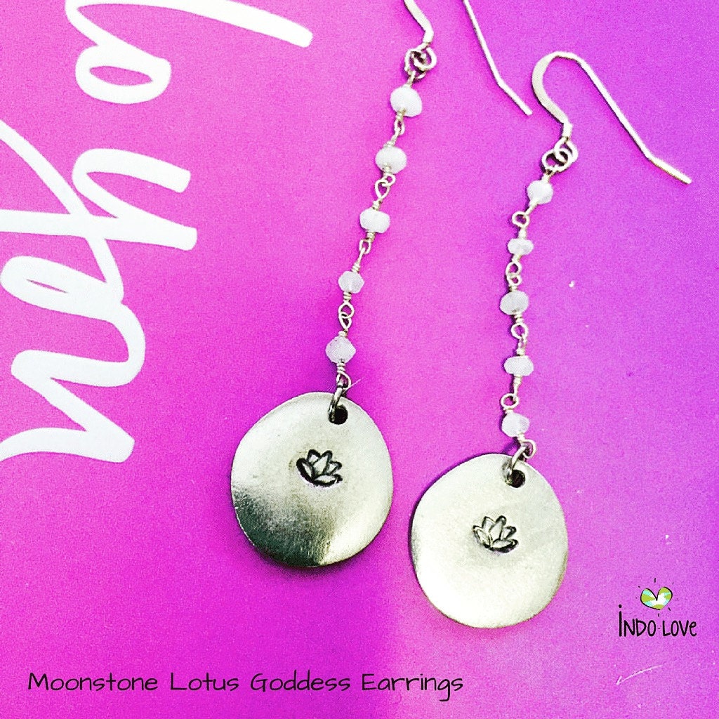 Mondstein Lotus Ohrringe Sterling Silber, Handgestempeltes Zinn von IndoLove