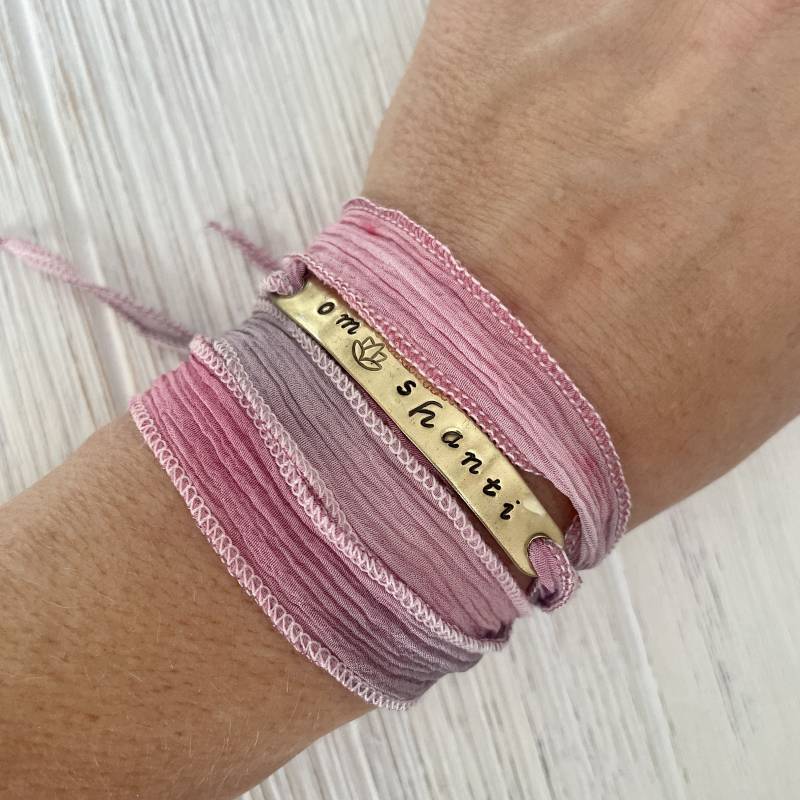 Om Shanti Wickelarmband Aus Seide Handgefärbter Yoga Schmuck von IndoLove