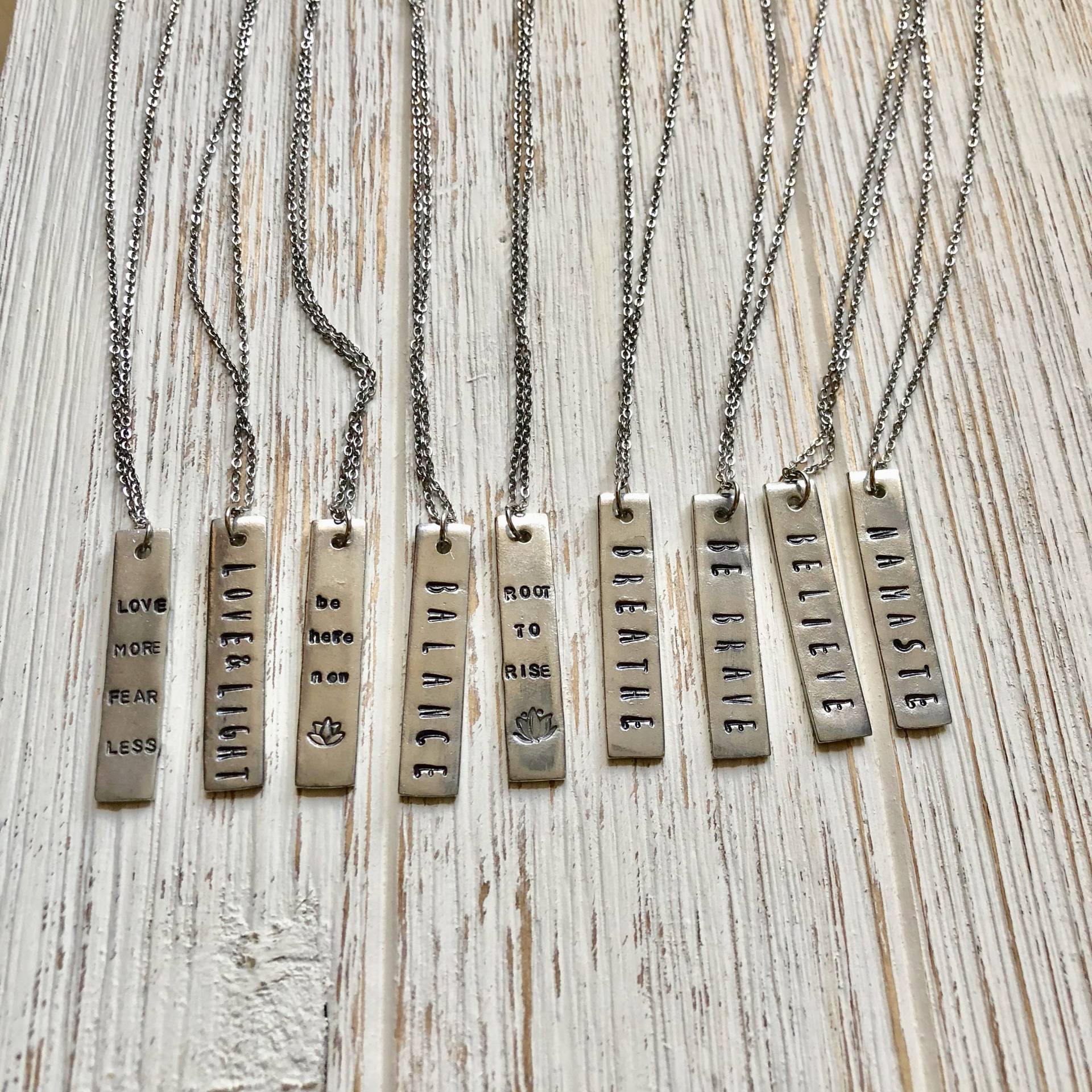 Root To Rise Halskette Handgestempelter Zinnstab, Lotus Yoga Schmuck von IndoLove