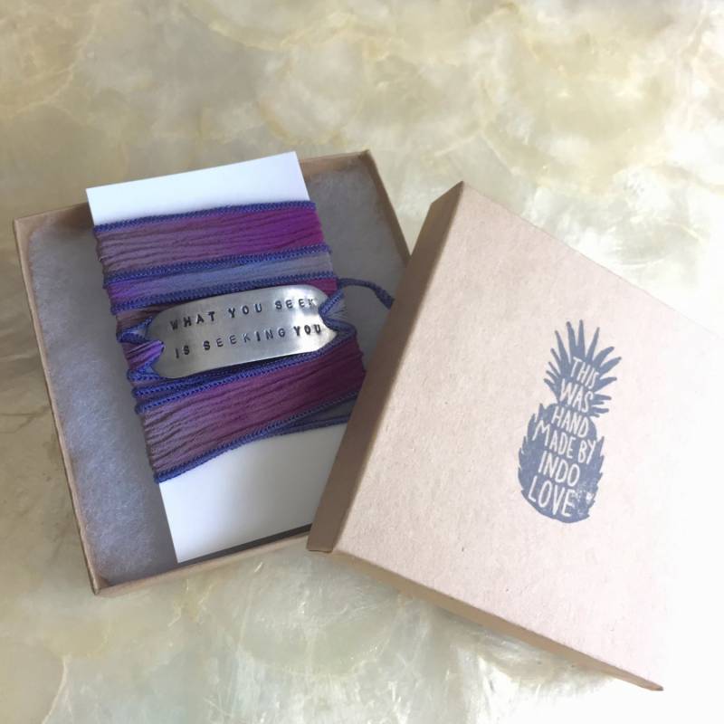 Rumi Zitat Seidenwickelarmband Handgestempelter Mantraschmuck von IndoLove