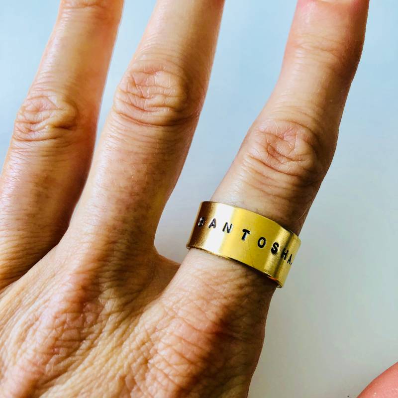 Santosha Gestempelt Ring Yoga Mantra, Lotus Design von IndoLove