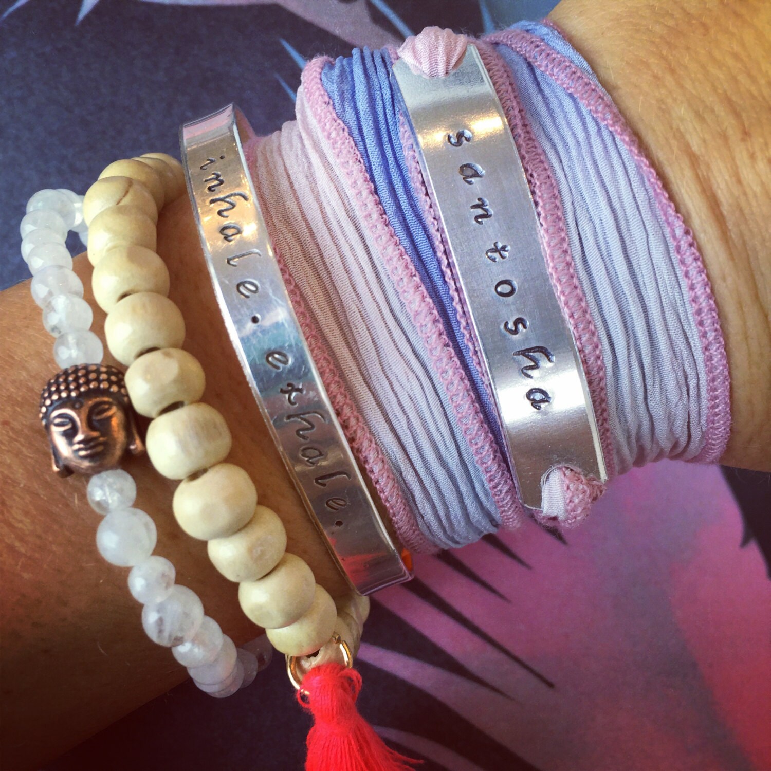 Santosha Mantra Armband Handgestempelte Seide Wrap, Yoga Schmuck von IndoLove
