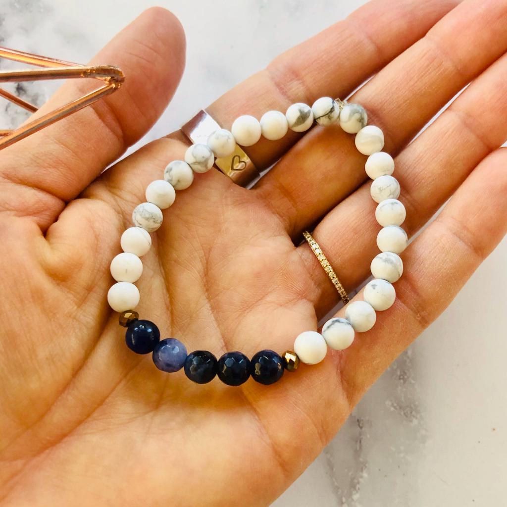 Sodalith Und Weißes Howlith Edelstein Armband - Calming & Intuition Kristall Schmuck Heilende Energie Armband, Stress Relief von IndoLove