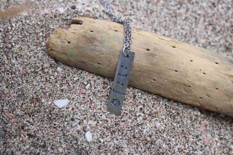 Yoga Halskette - Kein Schlamm, Kein Lotus Silbernes Zinn Handgestempelt Personalisierter Schmuck von IndoLove