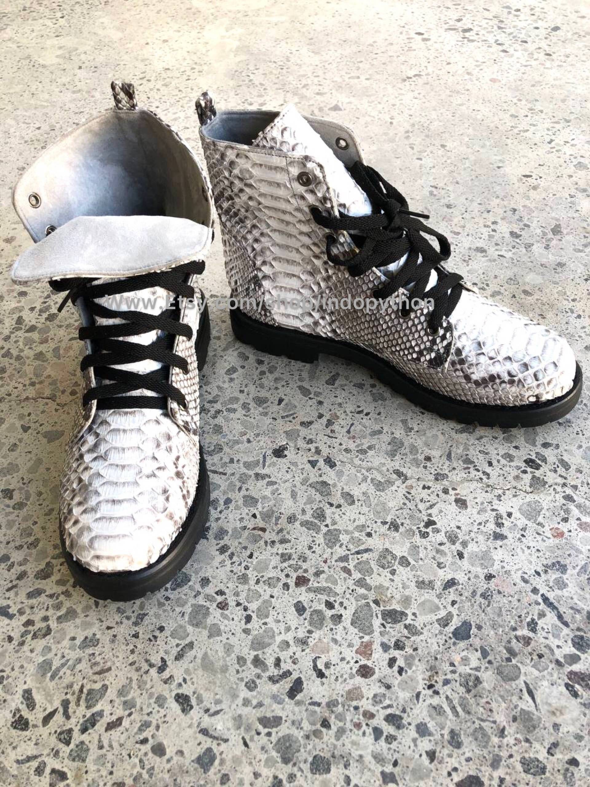 Python Schuhe #graue Stiefel #python #unisex #damenstiefel #schlangenleder #geschenk Für Sie #männerstiefel Python Schuhe #graue Stiefel #python #unisex #damenstiefel #schlangenleder #geschenk Für Sie #männerstiefel von IndoPython