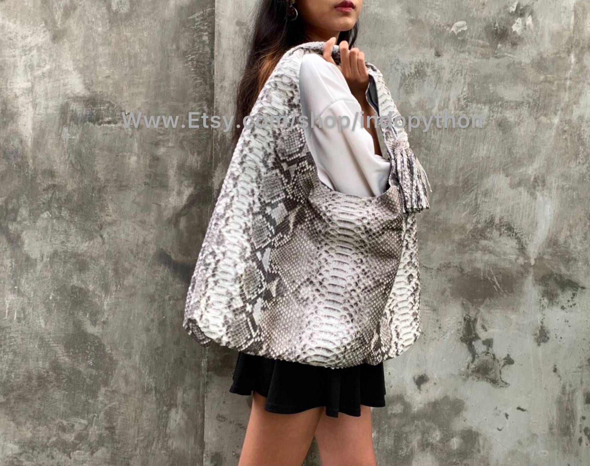 Python Tasche Schlangenledertaschegraue Geschenk Für Sieschwarz Weiße Ledertascheschlangenleder Taschegraue Tascheoversize Python Tasche Schlangenledertaschegraue Geschenk Für Sieschwarz Weiße Ledertascheschlangenleder Taschegraue Tascheoversize von IndoPython