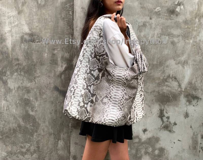 Python Tasche Schlangenledertaschegraue Geschenk Für Sieschwarz Weiße Ledertascheschlangenleder Taschegraue Tascheoversize von IndoPython
