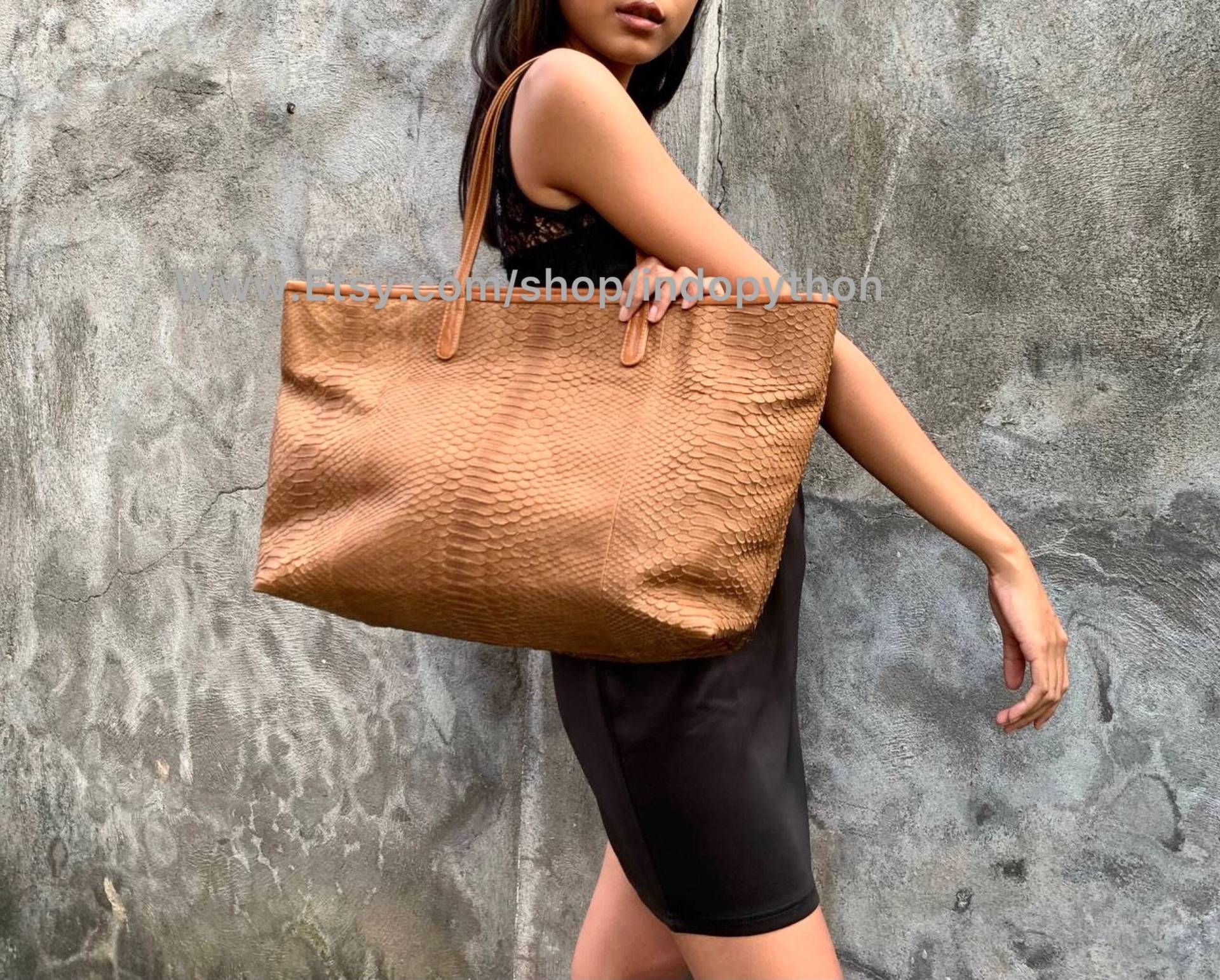 Python Tasche #kameltasche #schlangenledertasche #kosmetiktasche #python #handtasche #braune Tasche #geschenk Für Sie #modetasche #ledertasche Python Tasche #kameltasche #schlangenledertasche #kosmetiktasche #python #handtasche #braune Tasche #geschenk Für Sie #modetasche #ledertasche von IndoPython