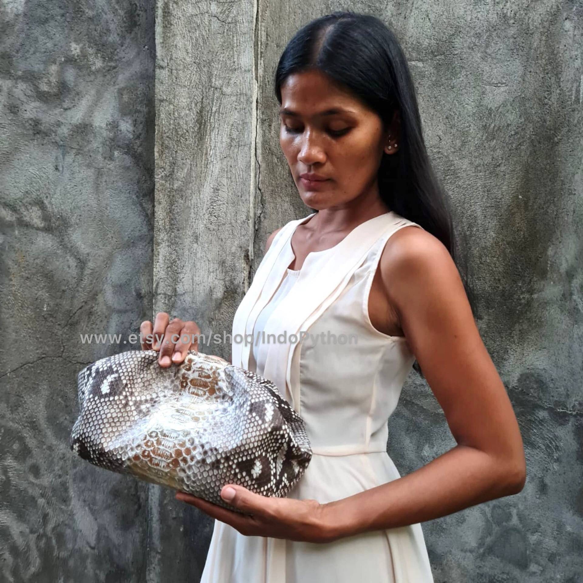 Python Tasche #wolkentasche #schlangenledertasche #gold Silber #geschenk Für Sie #echtledertasche #python #handtasche #clutch #geldbeutel Python Tasche #wolkentasche #schlangenledertasche #gold Silber #geschenk Für Sie #echtledertasche #python #handtasche #clutch #geldbeutel von IndoPython