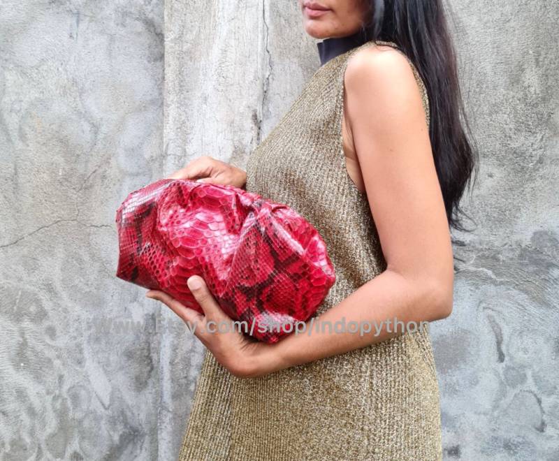 Rote Pythontasche #wolkentasche #schlangenledertasche #rote Tasche #geschenk Für Sie Ledertasche #pythonhandtasche #clutch #handtasche von IndoPython
