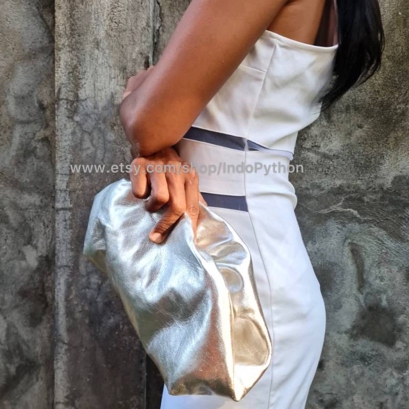 Silber Tasche #wolkentasche #silberne Handtasche Geldbörse #geschenk Für Sie Ledertasche #clutch #lederhandtasche #silberfarbene von IndoPython