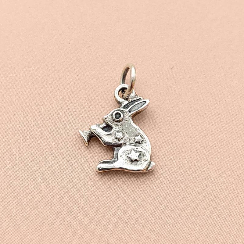 Handgemachte Hasen Anhänger Mit Trompete - Handgemachter Häschen Aus Sterling Silber von IndreTaStudio