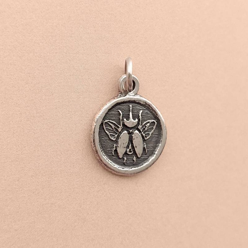 "Käfer Sterling Silber Halskette - "Handgemachter Wachs Siegel" Charm." "Käfer Sterling Silber Halskette - "Handgemachter Wachs Siegel" Charm." von IndreTaStudio