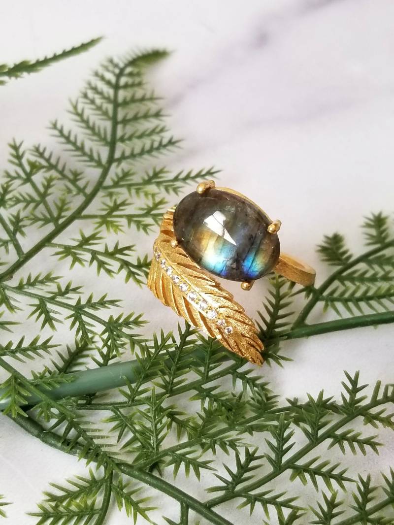 Labradorit Edelstein Cabochon Detaillierte Feder Motiv Offener Ring Sz 7 8 9 von IndulgeGems