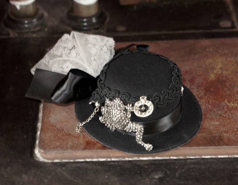 Der Froschkönig Steampunk Mini Zylinder Hut Fascinator in Schwarz Mit Brocade-Trim, Silber Metall Frosch, Zeitmesser Und Herz Dekoration Reiten von IndustriousImaginare