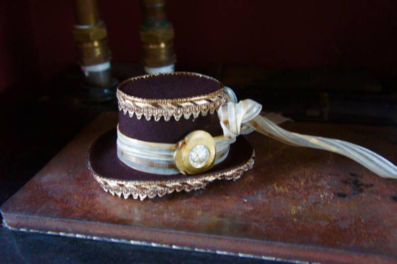 Ein Von Einer Art Steampunk Mini Hut Fascinator in Braun Schöne Brokat-Borte, Herz-Zeit-Stück-Dekoration Mit Organza Schleife Binden von IndustriousImaginare