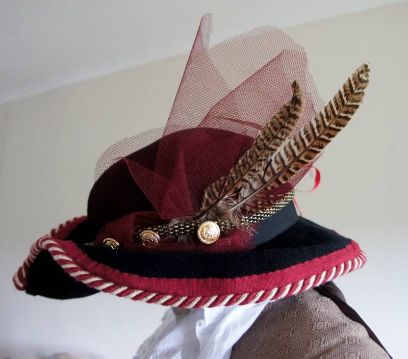 Eine Eine Art Schwarze Pirat Hut Steampunk-Stil Mit Roter Und Goldener Borte Kante Kette Taste Net Feder Dekoration Größe Klein von IndustriousImaginare