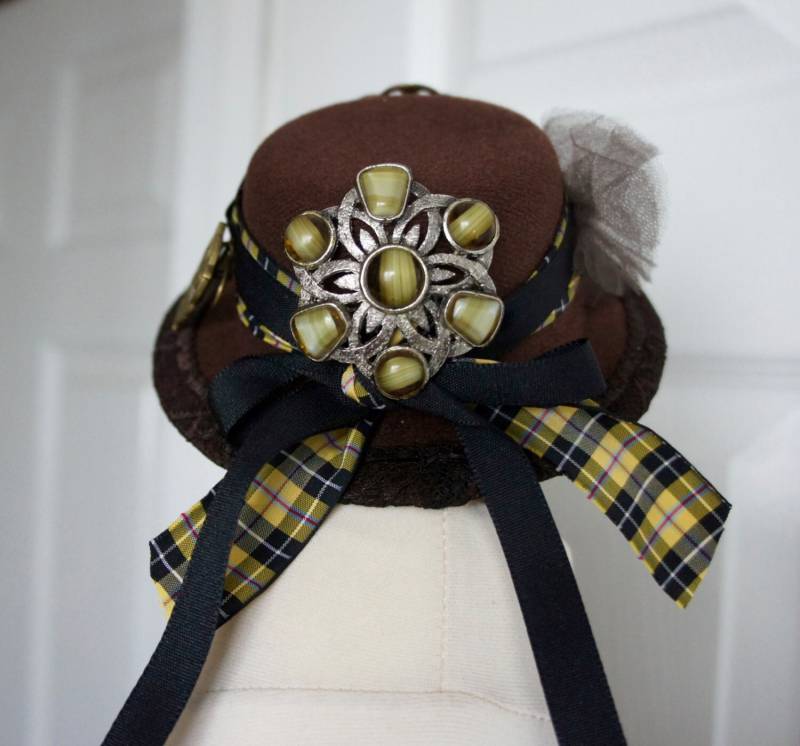 Eine Einer Art Steampunk Celtic Tartan Eule Verziert Mini Reiten Hut Fascinator Mit Schwarzen Und Gelben Band Brosche von IndustriousImaginare