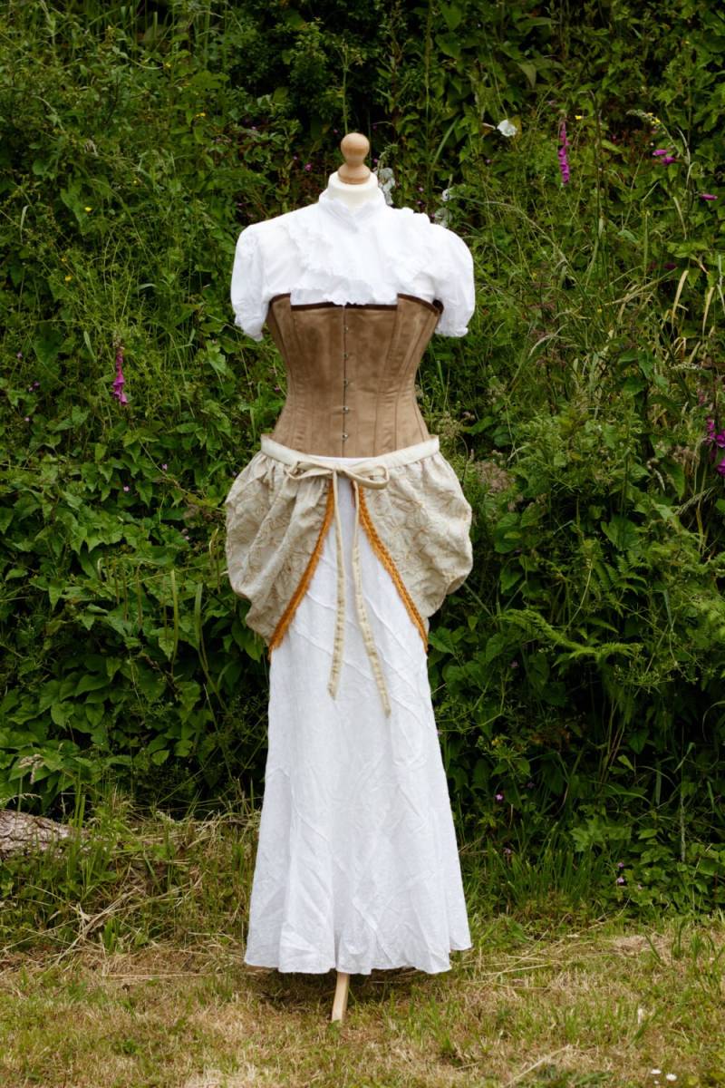 Einer Der Eine Art Handgemachte Steampunk-Lange Weiße Baumwolle Diagonal Rock Mit Gestickte Blumenmuster Einstellbar Tie Bustle Skirt Größe Medium von IndustriousImaginare