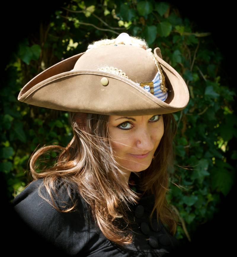 Einer Der Eine Art Piraten Meer Sprite Steampunk Brown Kapitän Hut Mit Breiter Krempe Gold Braid Blauen Und Weißen Streifen Band Schnalle Detail von IndustriousImaginare