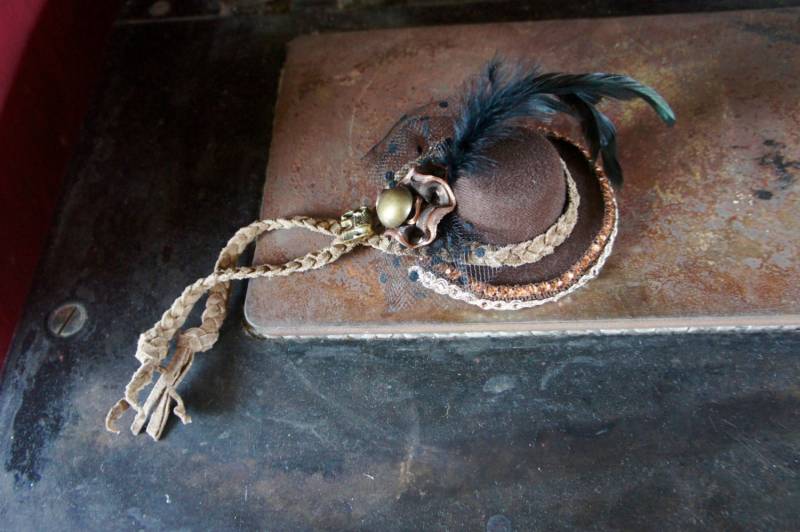Einer Der Einen Freundlichen Steampunk Mini Hut Fascinator in Braun Mit Schönen Brocade Trim, Leder Geflochten Krawatte Elefanten-Detail von IndustriousImaginare