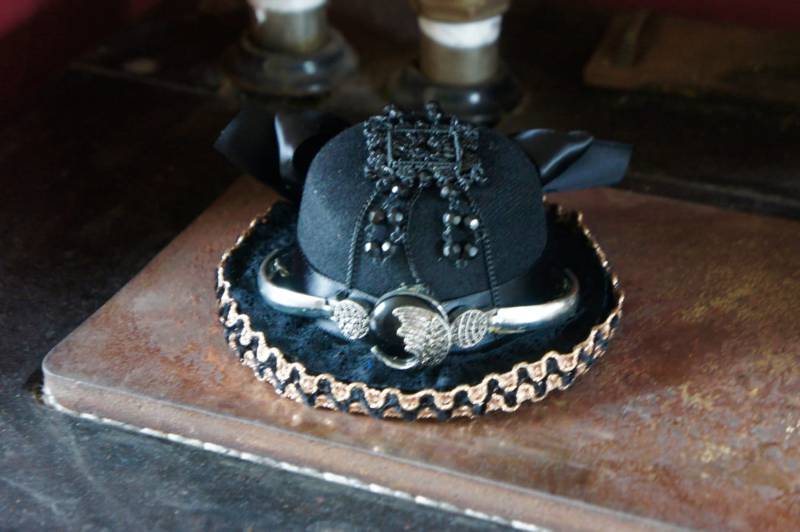 Einer Der Einen Freundlichen Steampunk Mini Hut Fascinator in Schwarz Mit Schönen Brocade Trim Und Silber Metall Dekoration Bördeln von IndustriousImaginare