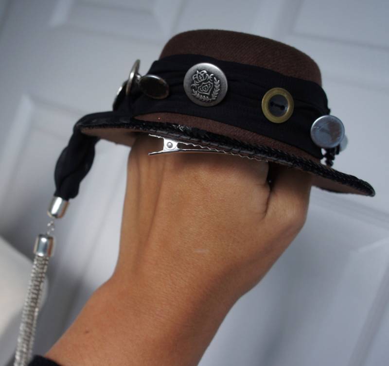 Einerseits Eine Art Steampunk Brown Pailletten Und Metallknöpfe Mini Hut Fascinator Mit Metallkette Zug von IndustriousImaginare