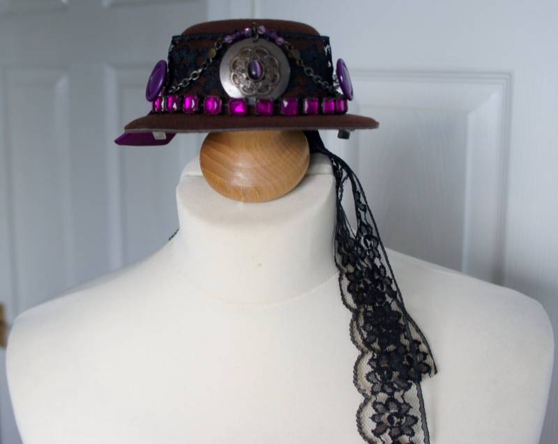 Eines Eine Art Steampunk Lila Verziert Braun Mini Reiten Hut Fascinator Mit Schwarzen Spitzen-Band Und Zug Große Schleife von IndustriousImaginare