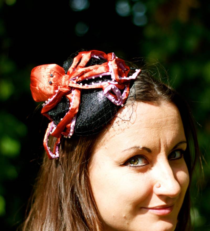 Faszinierende Eines Freundlichen Steampunk Burnt Orange Und Pink Glass Bead Sucker Haustier Octopus Geschmückt Net Pillar Box Hut Auf Stirnband von IndustriousImaginare