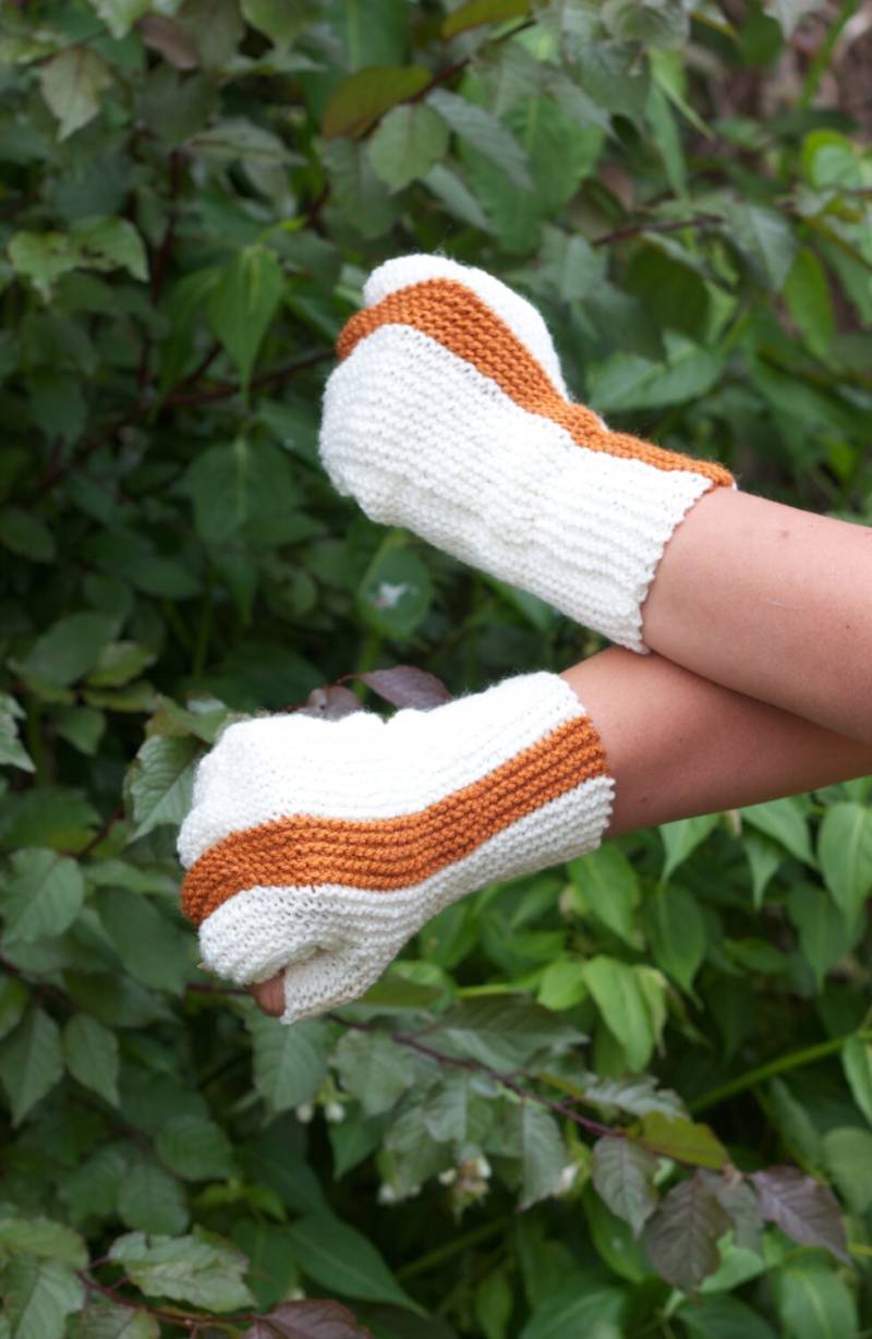 Hand Gestrickte Fingerlose Handschuhe Creme Und Rusty Orange Stripe Size Kleine Frauen Teens Steampunk Retro Biker Rock von IndustriousImaginare