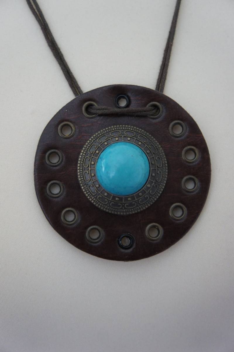 Handgemachte Halskette Mit Großen Lederanhänger Türkis Stein Und Dekorative Metalleinfassung Öse Details von IndustriousImaginare