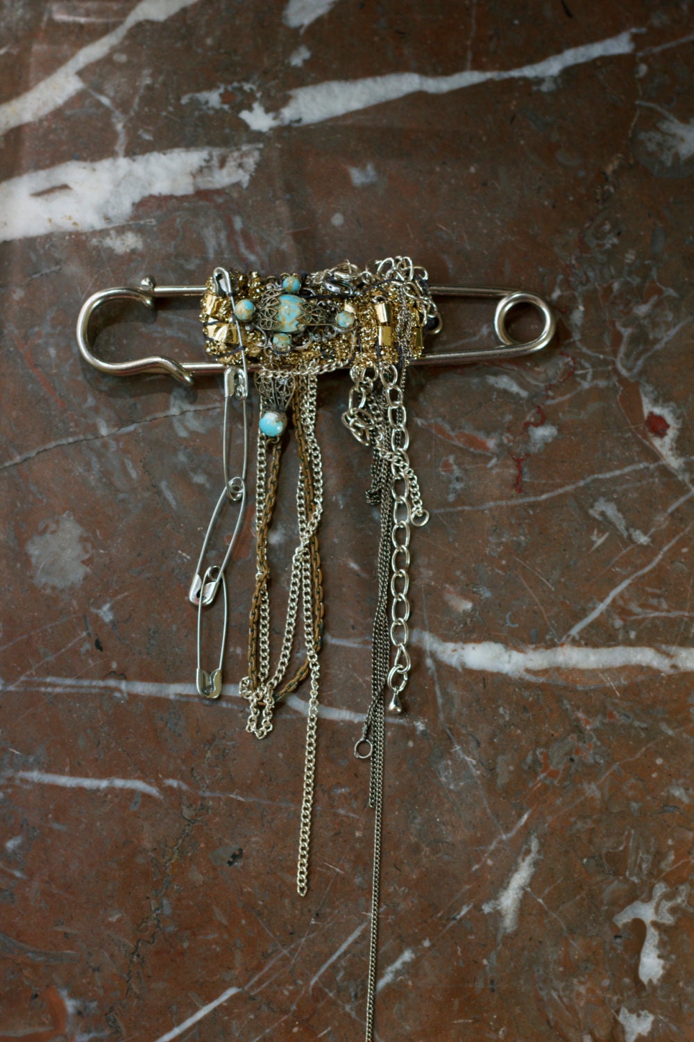 Schöne Steampunk Große Kilt Pin Brosche Mit Vintage Türkis Modeschmuck Und Kette Cascade von IndustriousImaginare