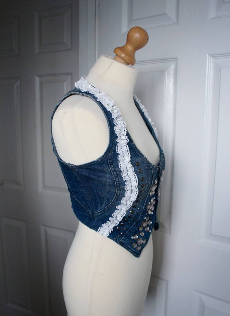 Schöne Upcyled Distressed Denim Ausgestattete Weste Top Mit Gekräuselten Baumwollspitze Und Strass Dekoration Boho Festival Dieselpunk Größe 10 von IndustriousImaginare
