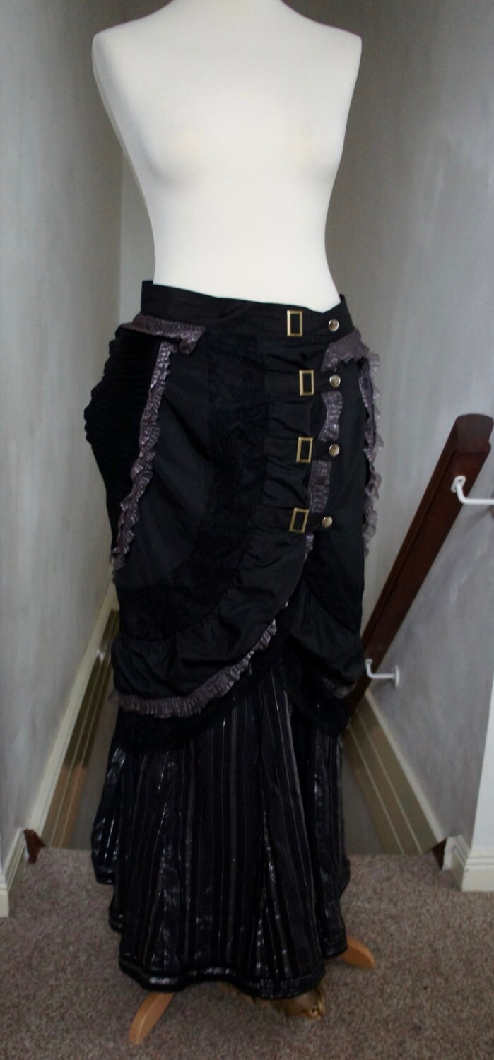 Upcycled Geschichteten Schwarz Und Silber Steampunk Lange Rock Mit Rüsche Band Spitzen-Detail Schnalle Fronted Über Rock, Größe Uk 12 Us 8 von IndustriousImaginare