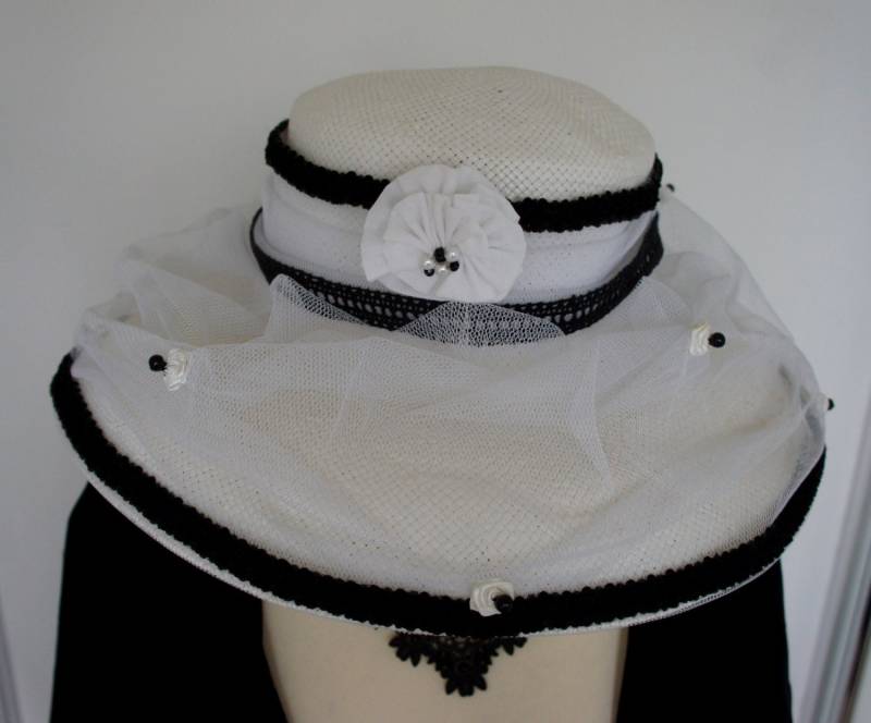 Upcycled Schwarz Und Weiß Breiter Krempe Papierhut Schwarzen Zopf Band Ausführlich, Net Mit Seidenrosen Perle Schmuck von IndustriousImaginare
