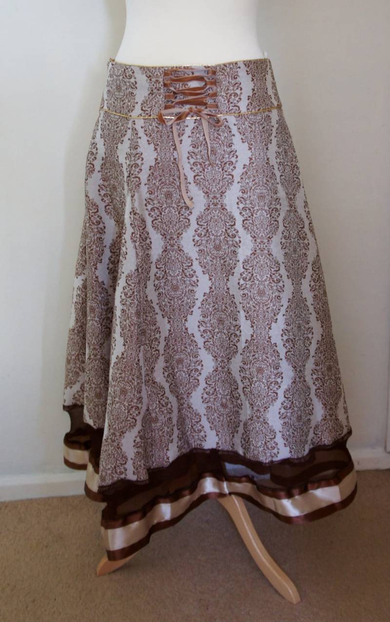 Upcycled Steampunk Capucinno Farbe Aufgeweitetem Vollständig Gefütterter Rock Mit Rokoko-Design, Spitze Oben Zurück Und Geschichteten Ribbon von IndustriousImaginare