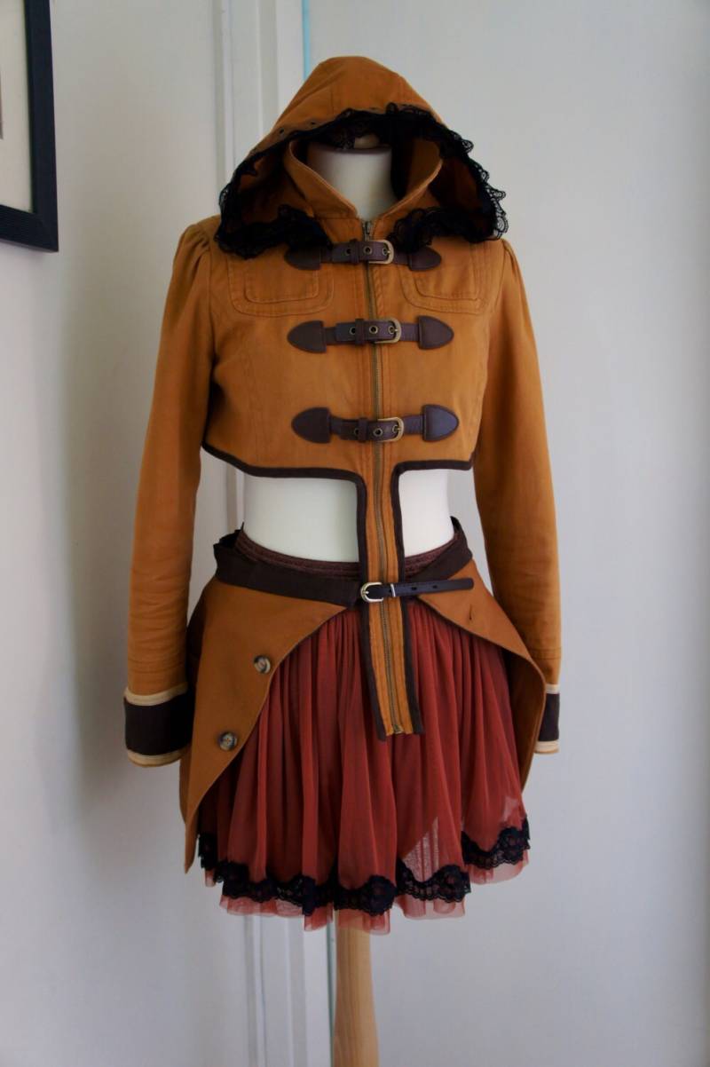 Upcycled Verändert Kostüm Kapuzen Herbstlichen Braun Zugeschnitten Mit Kunstleder-Schnalle Und Spitze Details Übereinstimmenden Overskirt Unter von IndustriousImaginare