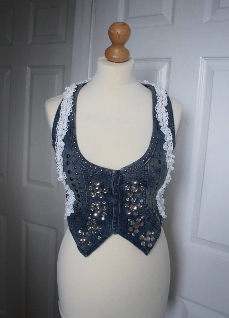 Veränderte Distressed Denim Weste Mit Faux Diamanten Und Besetzt Details Spitze Rüschen Größe Uk 8 Us 4, Diesel Punk Steampunk, Alternative von IndustriousImaginare