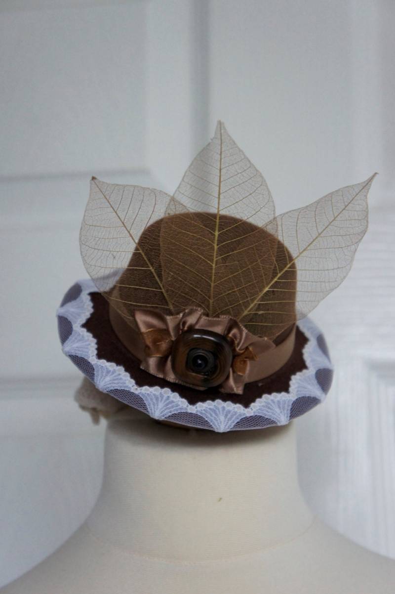 Verlässt Man Eine Art Steampunk Herbst Ausgefallene Spitzen Scharfkantigen Mini Reiten Hut Fascinator in Braun Mit Creme Spitze Overspill Und von IndustriousImaginare