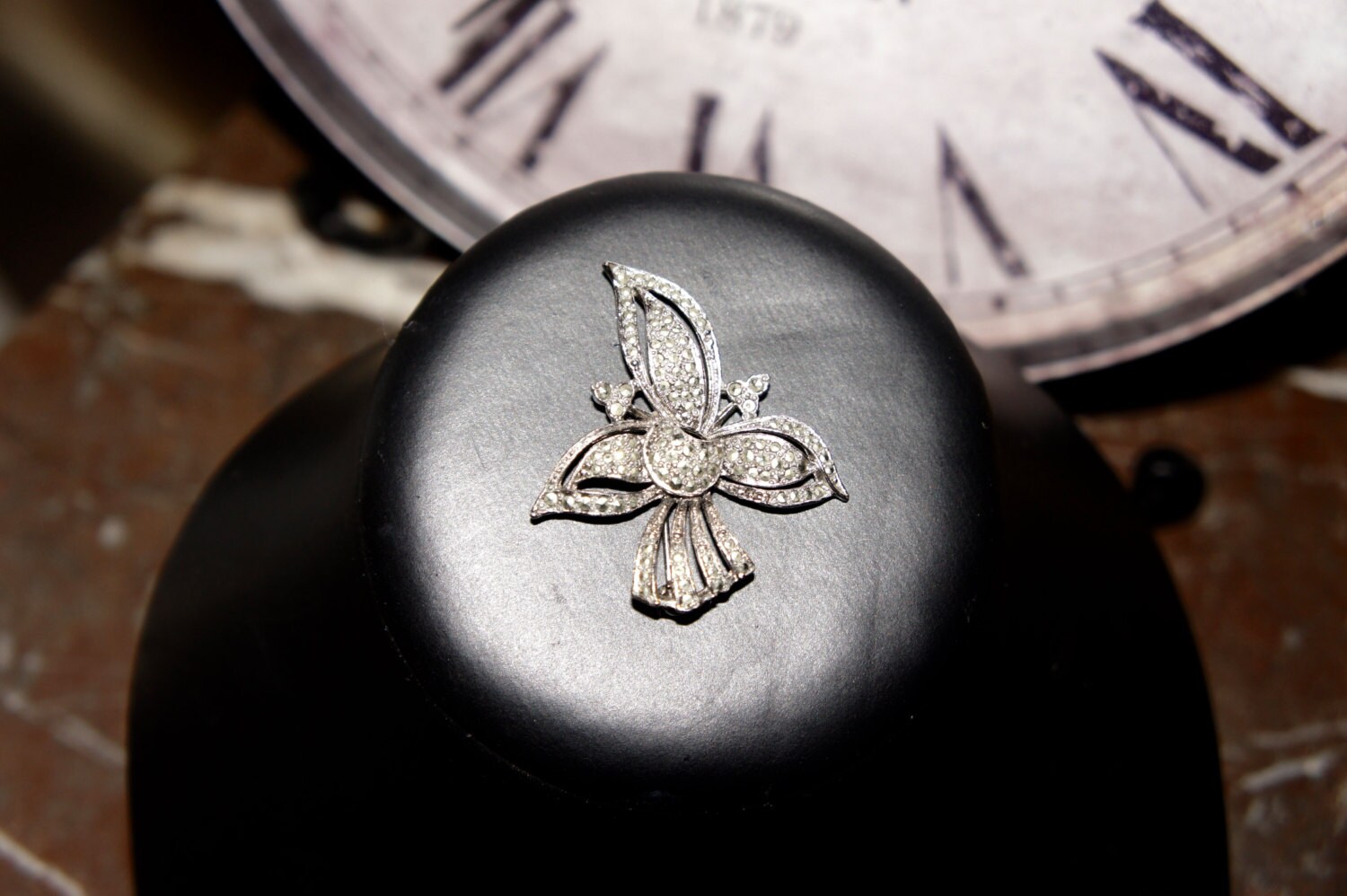 Vintage Silber Floral Blattmetall Bow Brosche Mit Paste Diamanten Imitation Glas Schmuck Geschenk von IndustriousImaginare