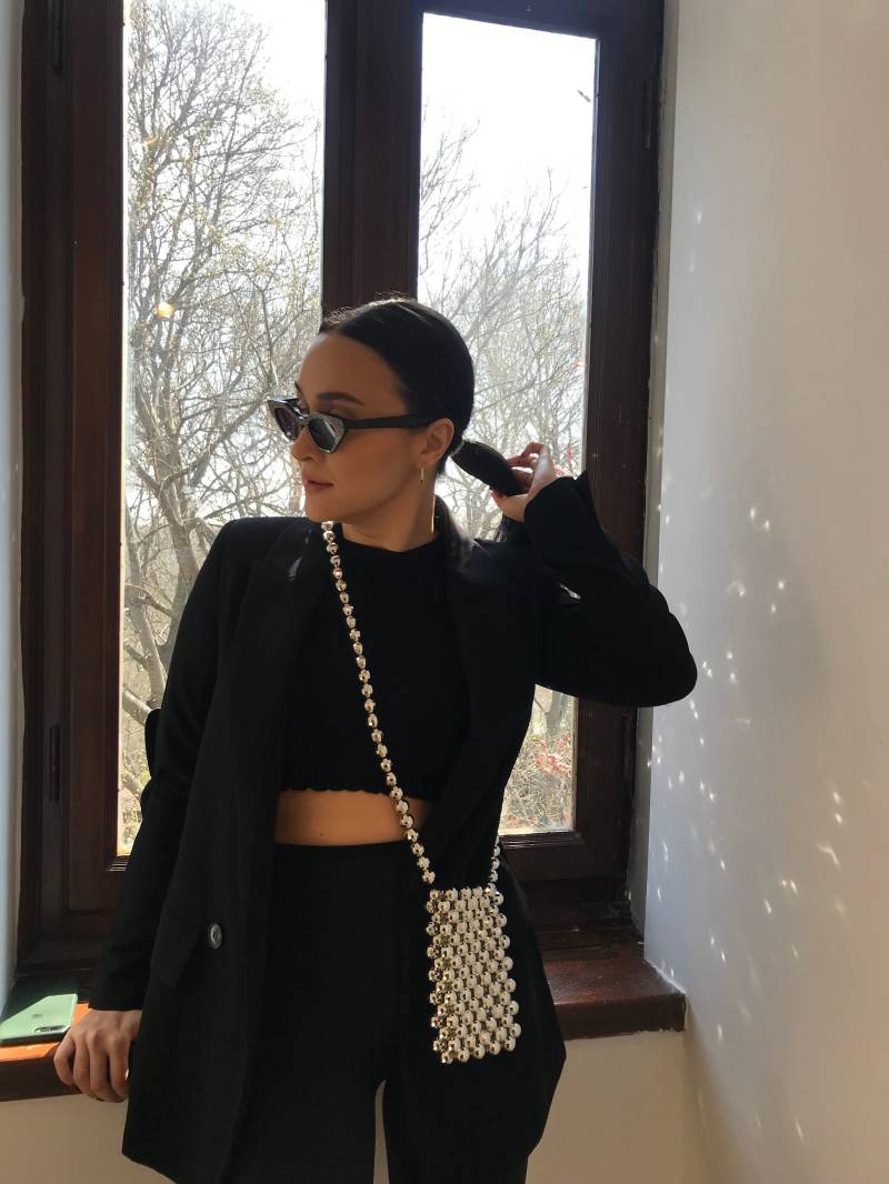 No 8 Silver Bag Mini - Diese Atemberaubende Tasche Ist Perfekt, Um Ihre Wichtigsten Dinge Bei Einer Nacht Zu Tragen. Verleihen Sie Ihrem Outfit Etwas von Ineffablebagstore