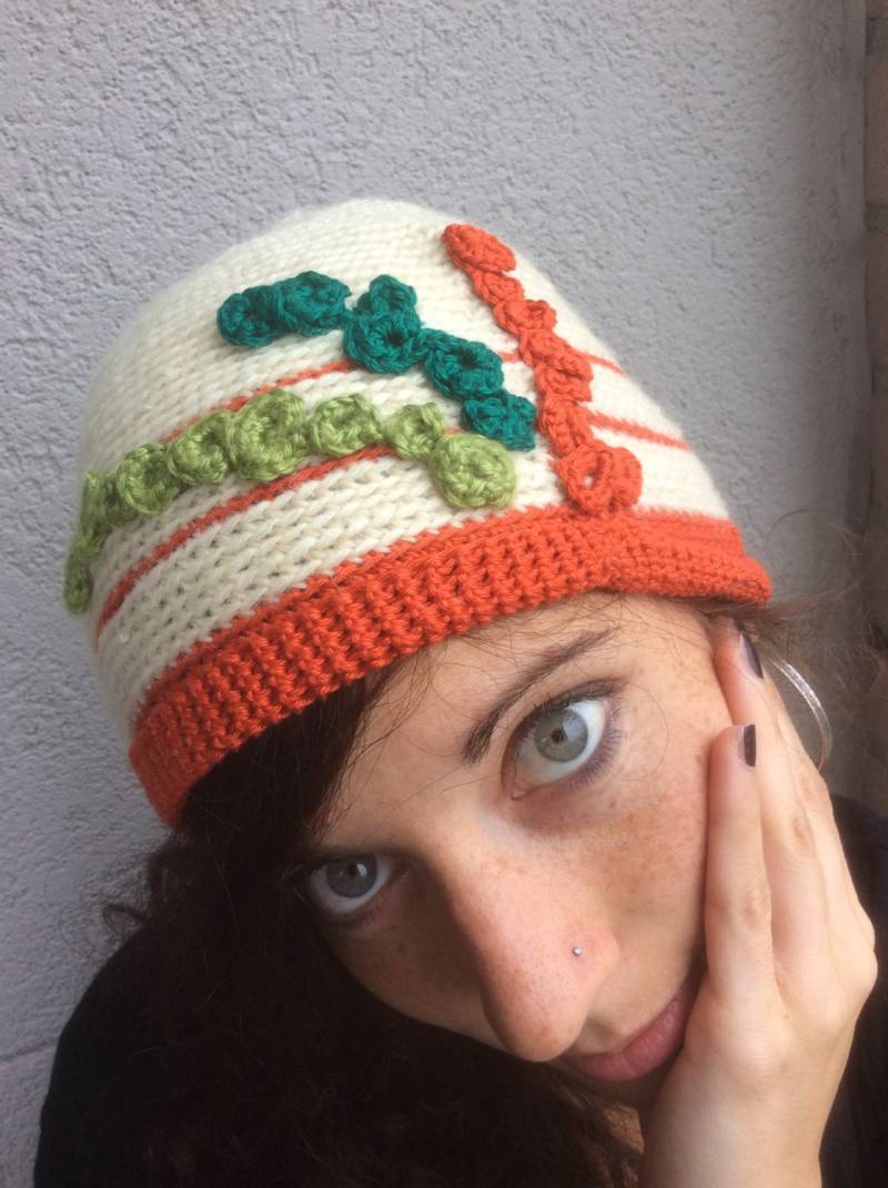 Handgehäkelte Mütze Aus Wolle/Baumwolle Mit Abstraktem Blumenmuster, Einzigartig, Bunt, Fröhlich Und Feminin von InesArtScapes