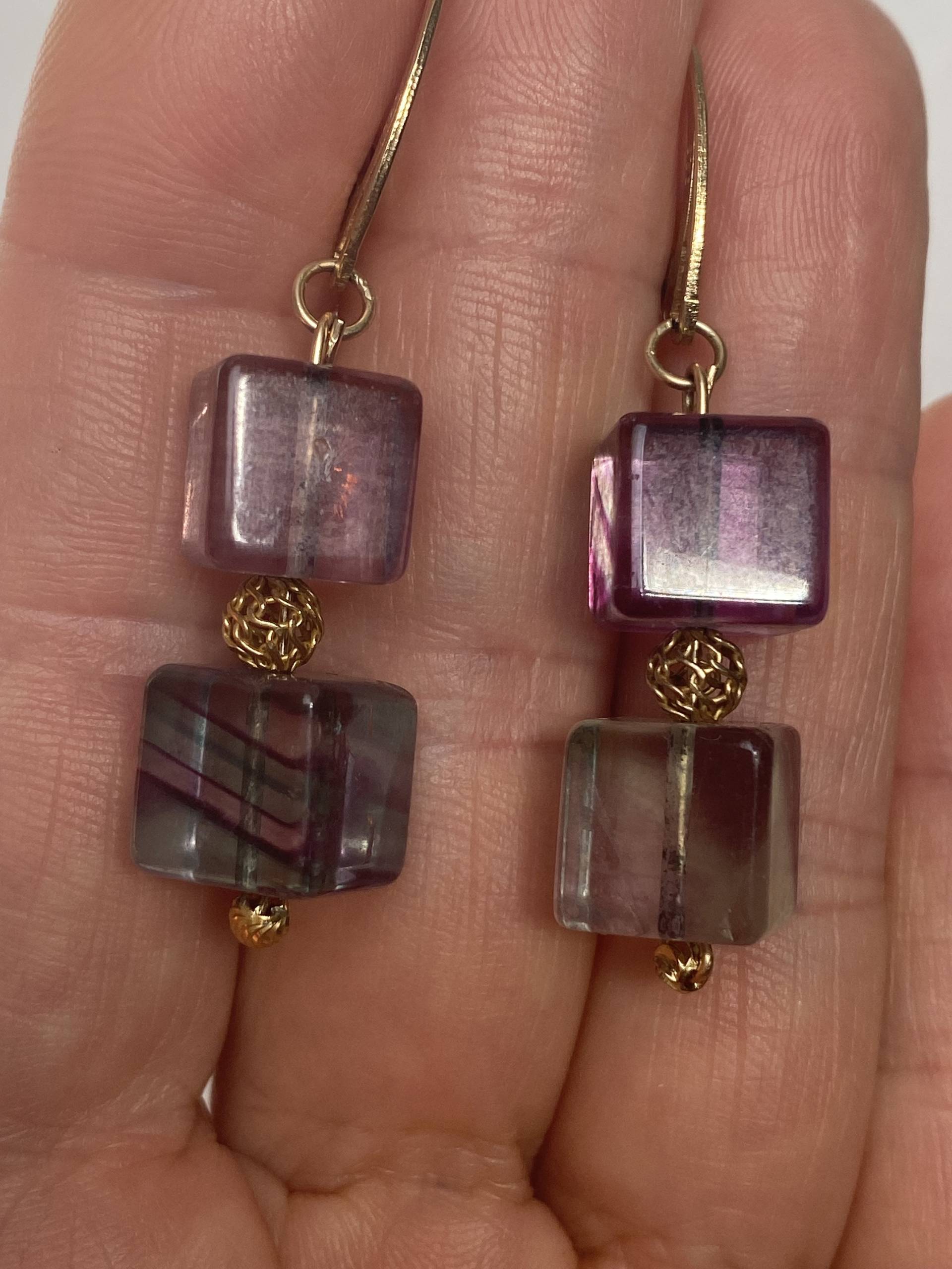 Bunte Transparente Ozean-Würfel-Fluorit-Naturstein-Ohrringe Auf 14Kt Gold Überzogen Länge 40mm | 2 "' Mit Gold Archivierten Spitze-Kugeln Bunte Transparente Ozean-Würfel-Fluorit-Naturstein-Ohrringe Auf 14Kt Gold Überzogen Länge 40mm | 2 "' Mit Gold Archivierten Spitze-Kugeln von InessCa