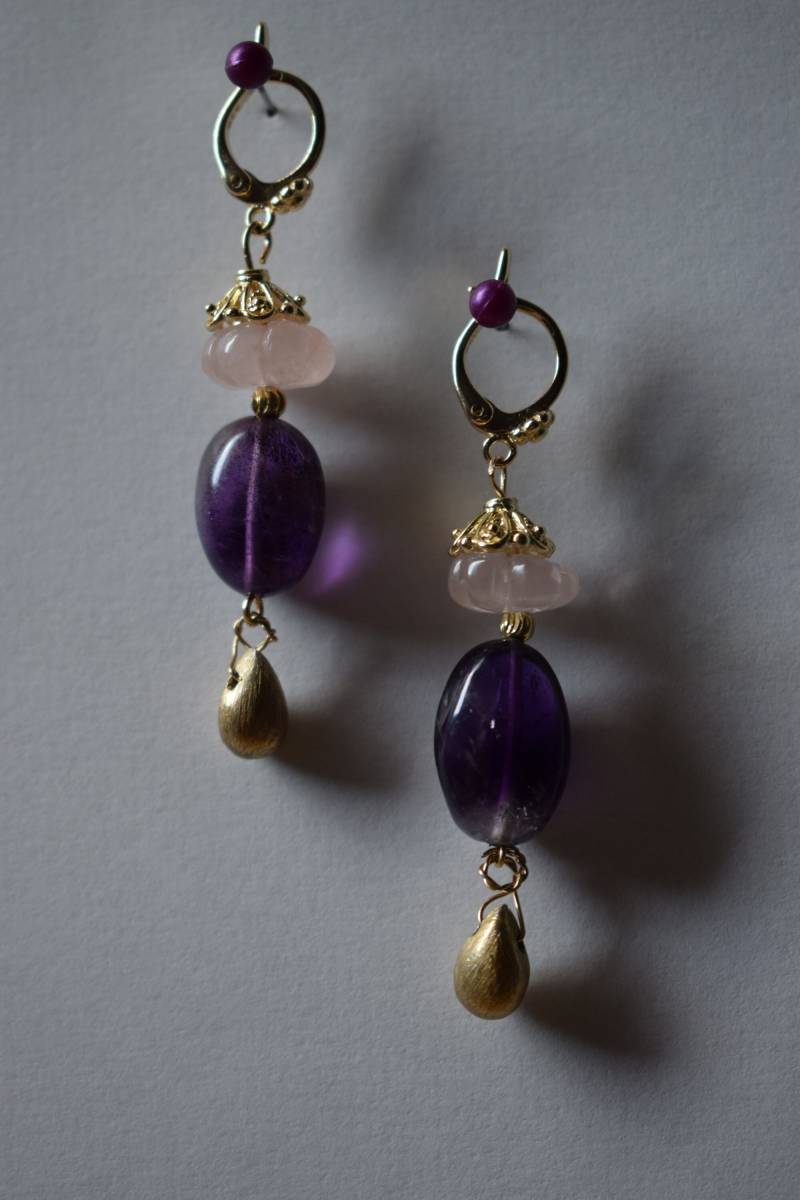 Kaskade Glänzende Natürliche Schöne Amethyst Stein Und Rosenquarz Kürbis Form Ohrringe Mit Goldfield Elements von InessCa