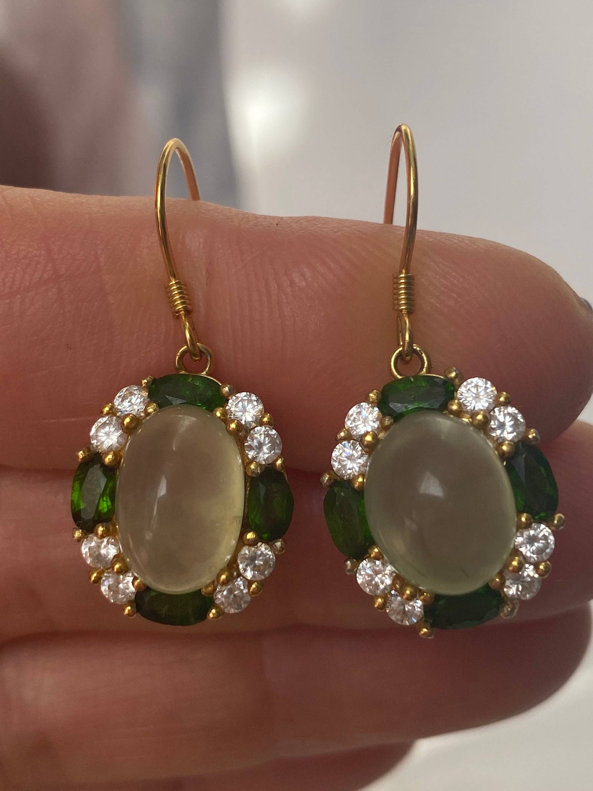 Schöne Naturbelassene 10x13mm. Grüne Cabochon Prehnit Silber Ohrringe Auf 14 Kt Vergoldeten Basis Schöne Naturbelassene 10x13mm. Grüne Cabochon Prehnit Silber Ohrringe Auf 14 Kt Vergoldeten Basis von InessCa