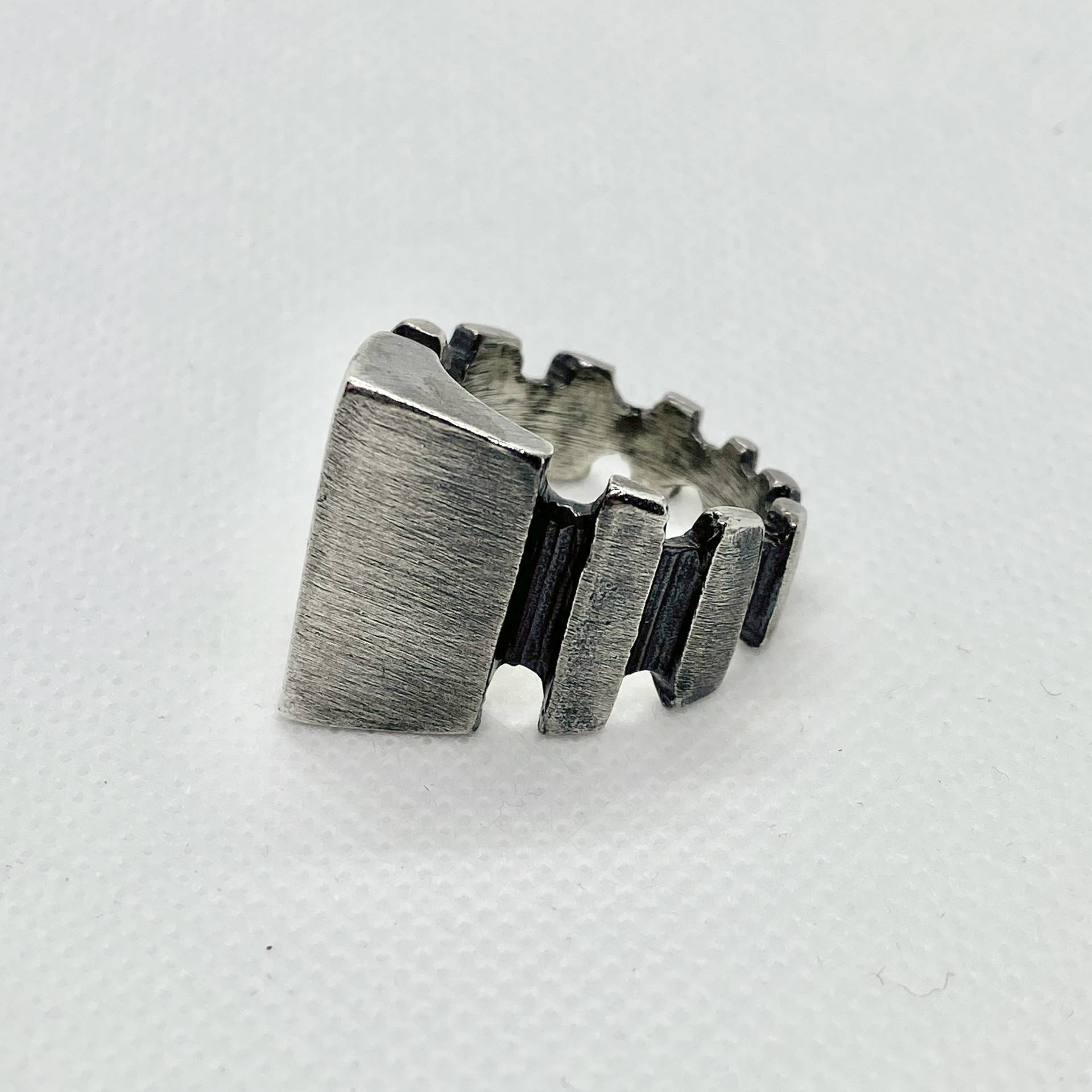 Klinge Ring in Sterling Silber Brutalist Modern Cyberpunk Steampunk Seampunk Oxidized Dark Mode Signet Hand Geschnitzt Talisman Wikinger Klinge Ring in Sterling Silber Brutalist Modern Cyberpunk Steampunk Seampunk Oxidized Dark Mode Signet Hand Geschnitzt Talisman Wikinger von InfernalJewelry